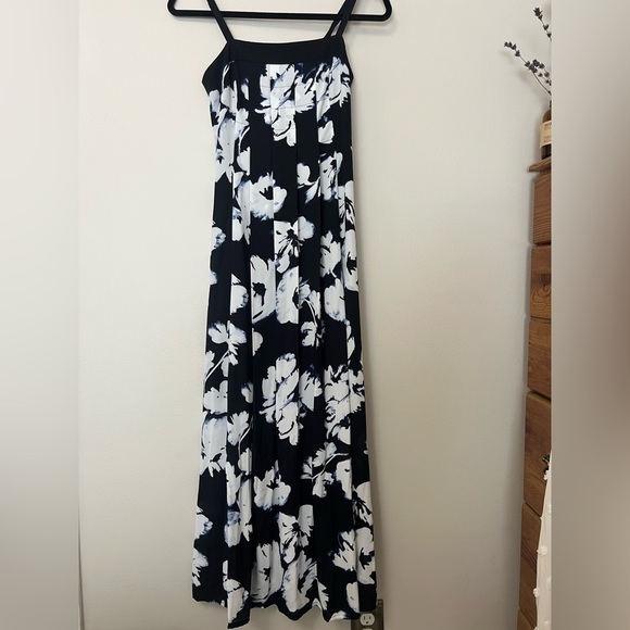 White House Black Market Black and White Floral Maxi Dress size XXS - Picture 1 of 9